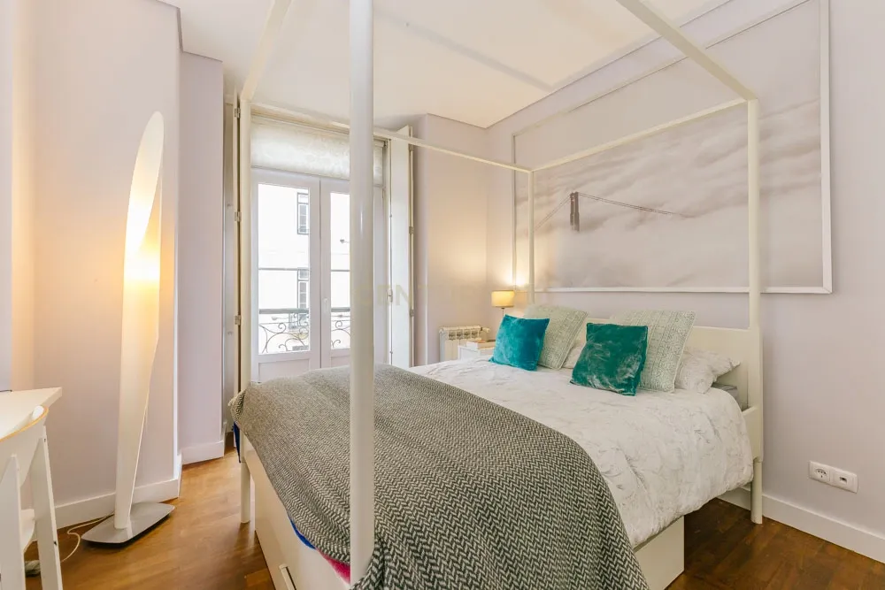 Apartamento Moderno T2 com Elevador e Varanda, na Misericórdia - Image 22