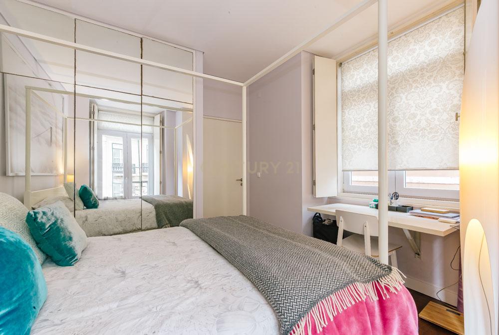 Apartamento Moderno T2 com Elevador e Varanda, na Misericórdia - Image 23
