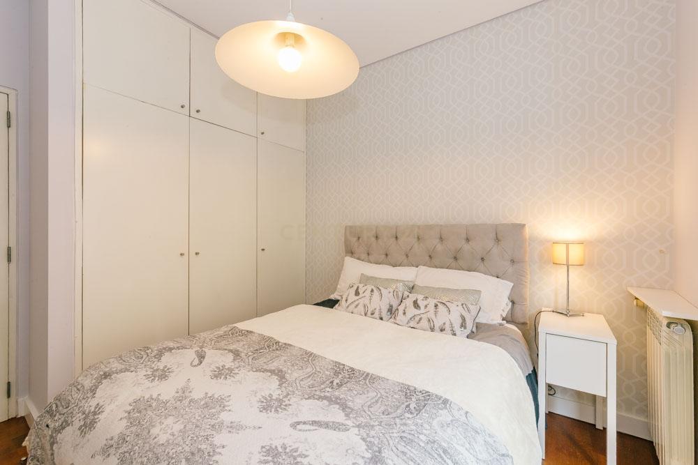 Apartamento Moderno T2 com Elevador e Varanda, na Misericórdia - Image 28