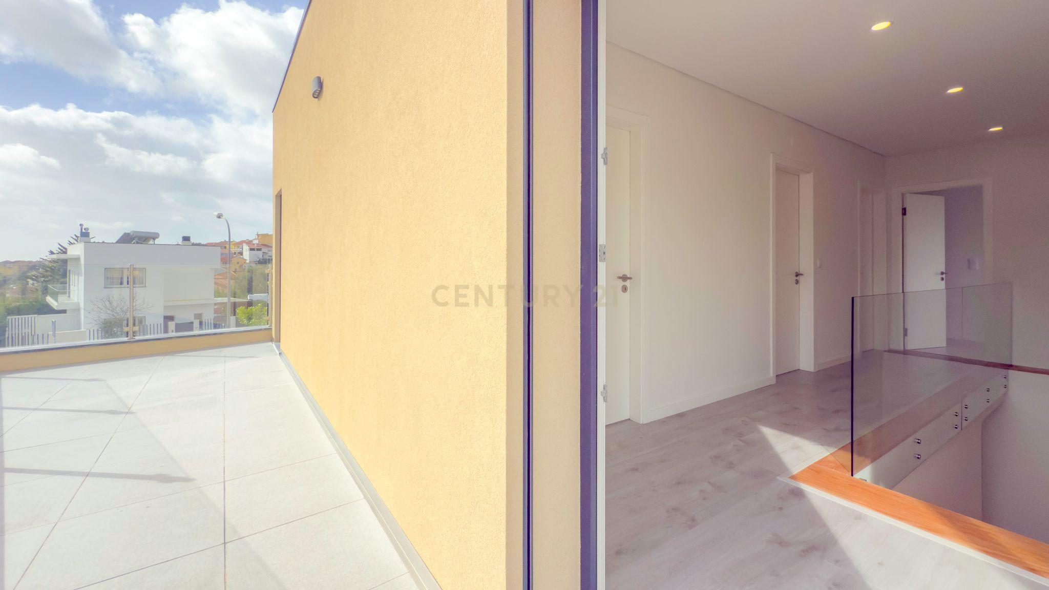 Moradia de 2020 em excelente estado e com boas áreas interiores e exteriores - Image 97