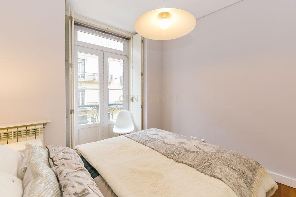 Apartamento Moderno T2 com Elevador e Varanda, na Misericórdia - Image 29