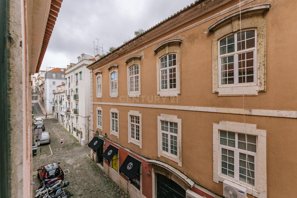 Apartamento Moderno T2 com Elevador e Varanda, na Misericórdia - Image 37