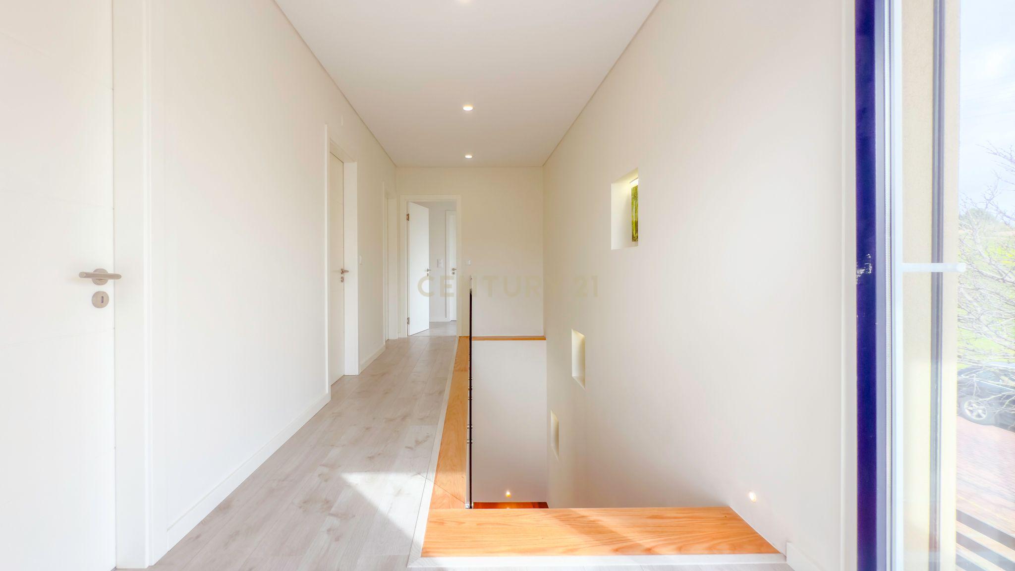 Moradia de 2020 em excelente estado e com boas áreas interiores e exteriores - Image 98