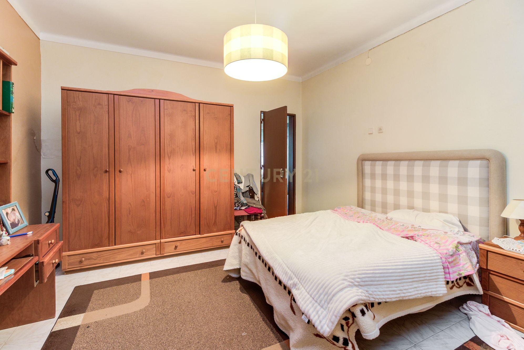 Prédio em Santa Iria de Azóia com 4 apartamentos, 2 T2 e 2 T1. Ótimo investimento! - Image 46