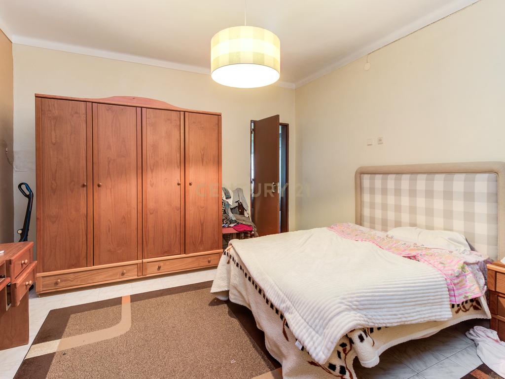 Prédio em Santa Iria de Azóia com 4 apartamentos, 2 T2 e 2 T1. Ótimo investimento! - Image 46