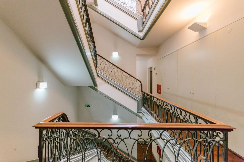 Apartamento Moderno T2 com Elevador e Varanda, na Misericórdia - Image 39