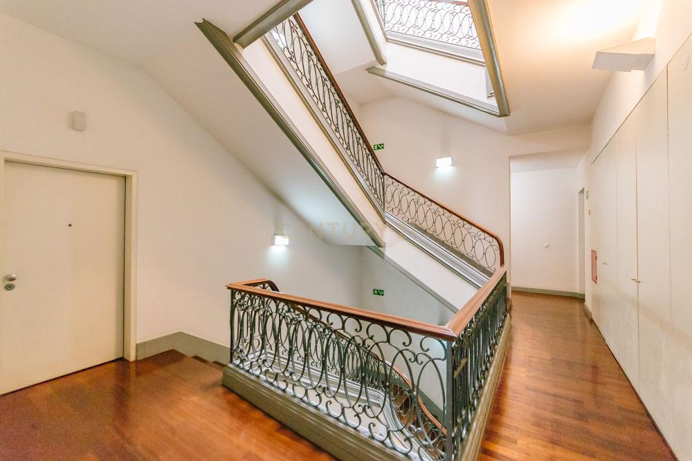 Apartamento Moderno T2 com Elevador e Varanda, na Misericórdia - Image 40