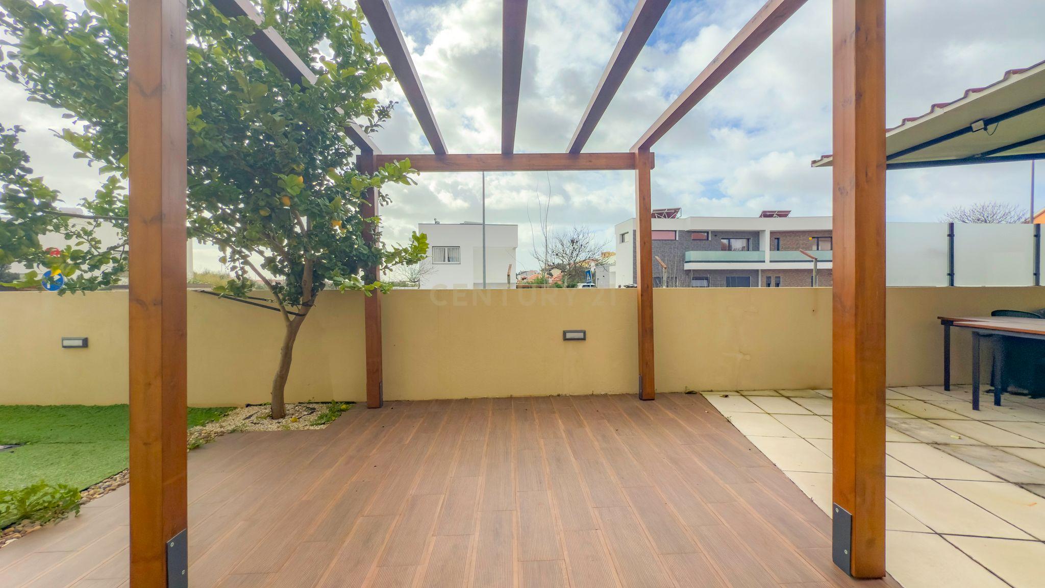 Moradia de 2020 em excelente estado e com boas áreas interiores e exteriores - Image 103