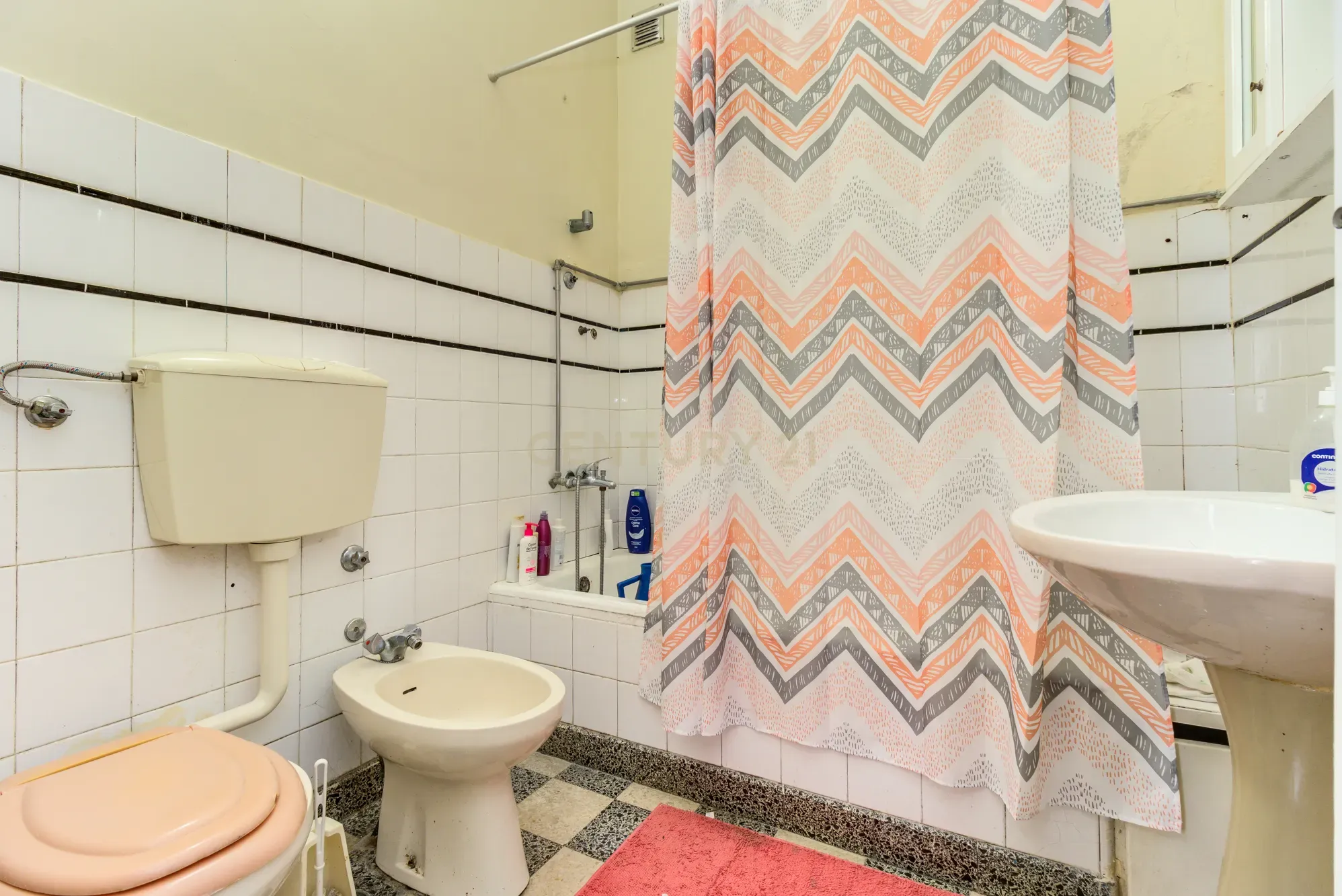 Prédio em Santa Iria de Azóia com 4 apartamentos, 2 T2 e 2 T1. Ótimo investimento! - Image 44