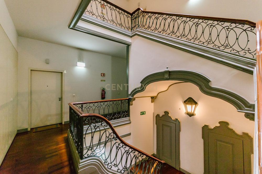 Apartamento Moderno T2 com Elevador e Varanda, na Misericórdia - Image 42