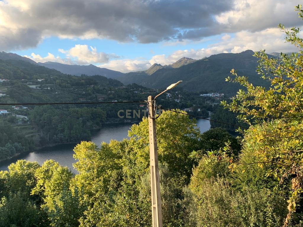 Terreno com 2.240m2 ² com vista deslumbrantes para o rio no Gerês - Image 16