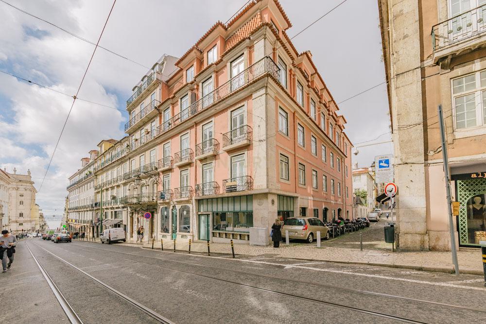 Apartamento Moderno T2 com Elevador e Varanda, na Misericórdia - Image 47
