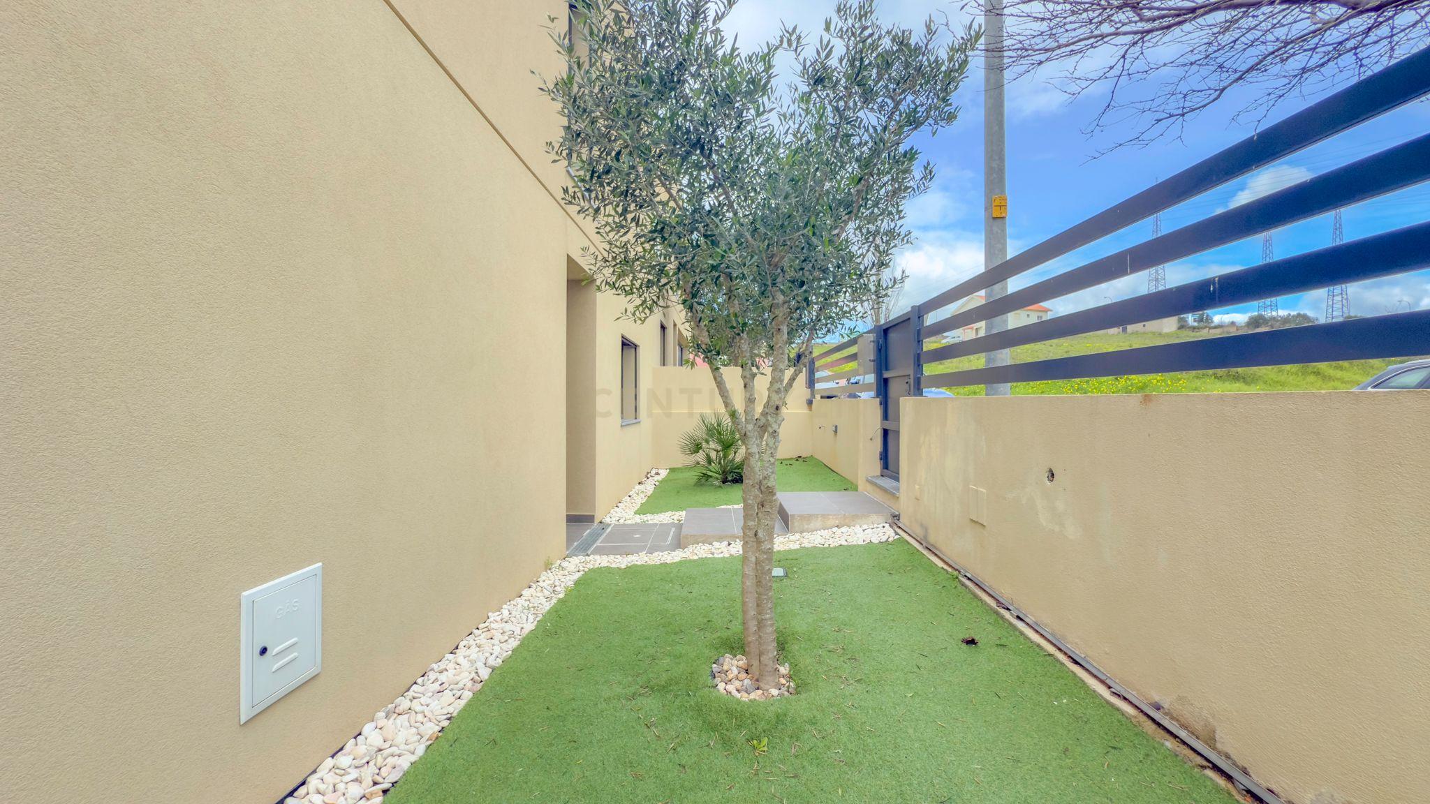 Moradia de 2020 em excelente estado e com boas áreas interiores e exteriores - Image 117