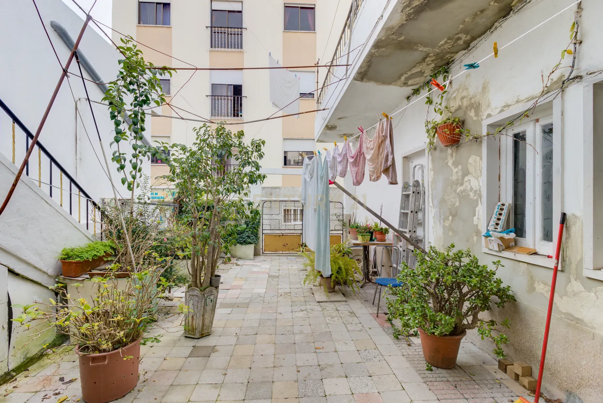 Prédio em Santa Iria de Azóia com 4 apartamentos, 2 T2 e 2 T1. Ótimo investimento! - Image 38