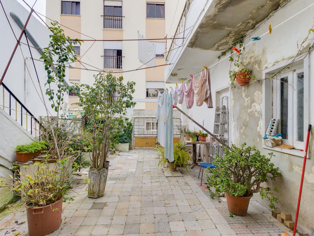 Prédio em Santa Iria de Azóia com 4 apartamentos, 2 T2 e 2 T1. Ótimo investimento! - Image 38