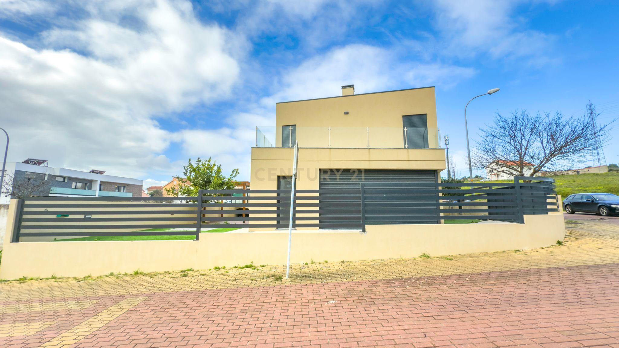 Moradia de 2020 em excelente estado e com boas áreas interiores e exteriores - Image 136