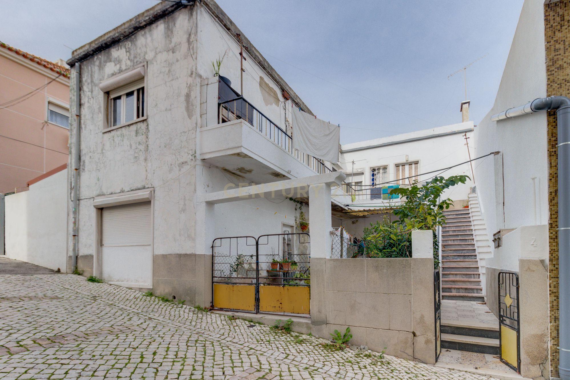 Prédio em Santa Iria de Azóia com 4 apartamentos, 2 T2 e 2 T1. Ótimo investimento! - Image 1