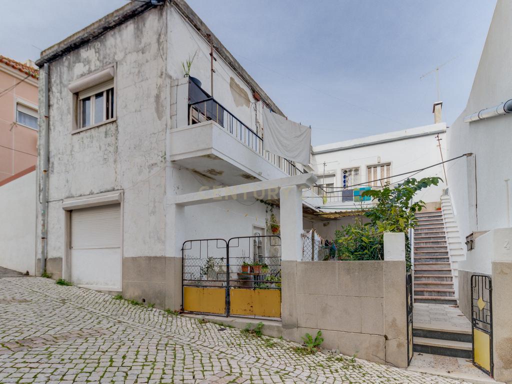 Prédio em Santa Iria de Azóia com 4 apartamentos, 2 T2 e 2 T1. Ótimo investimento! - Image 1