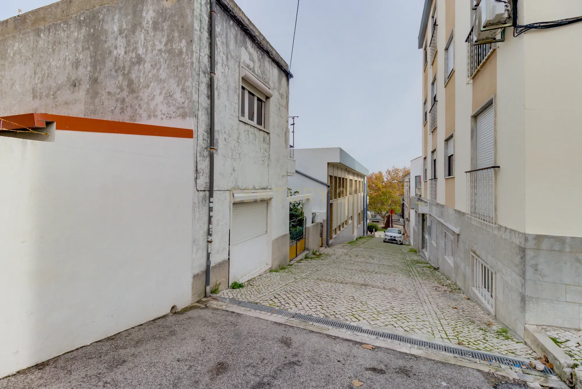 Prédio em Santa Iria de Azóia com 4 apartamentos, 2 T2 e 2 T1. Ótimo investimento! - Image 52