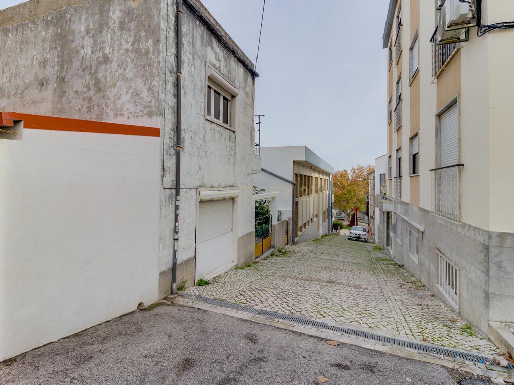 Prédio em Santa Iria de Azóia com 4 apartamentos, 2 T2 e 2 T1. Ótimo investimento! - Image 52