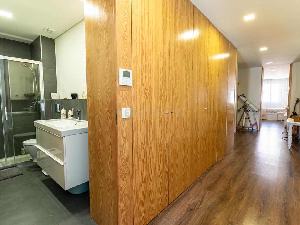 Apartamento T2 garagem centro histórico Braga - Image 13