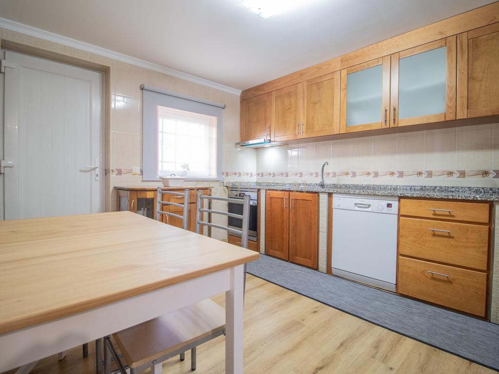 Apartamento T2 + T1 renovado perto das escolas na Tocha. - Image 11