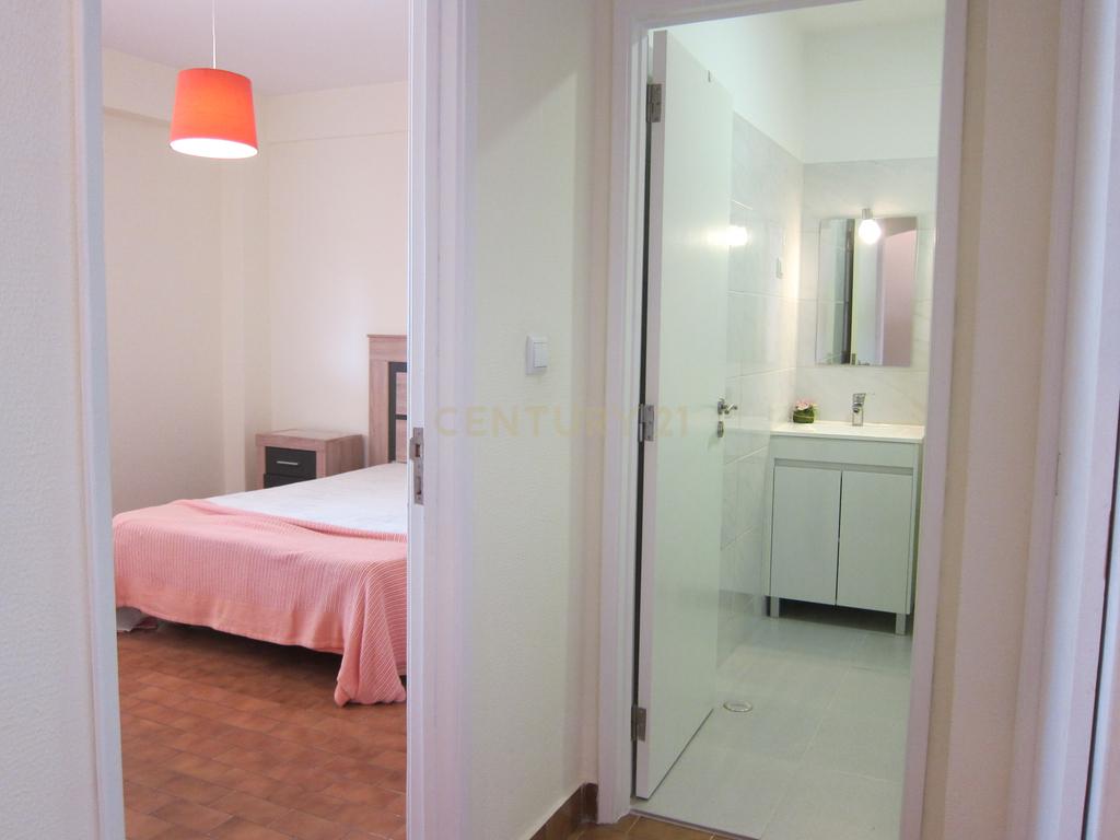 Apartamento T1 a 1 km da Praia  e a pé para Alvor – Conforto e Localização Privilegiada - Image 8