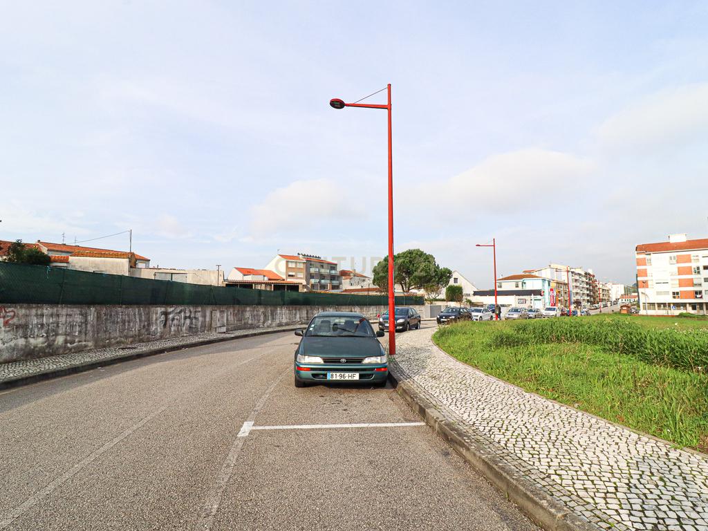 Moradia com três quartos, para recuperar em Estarreja. Com possibilidade de construção em altura. - Image 9