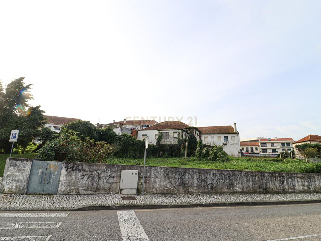 Moradia com três quartos, para recuperar em Estarreja. Com possibilidade de construção em altura. - Image 5