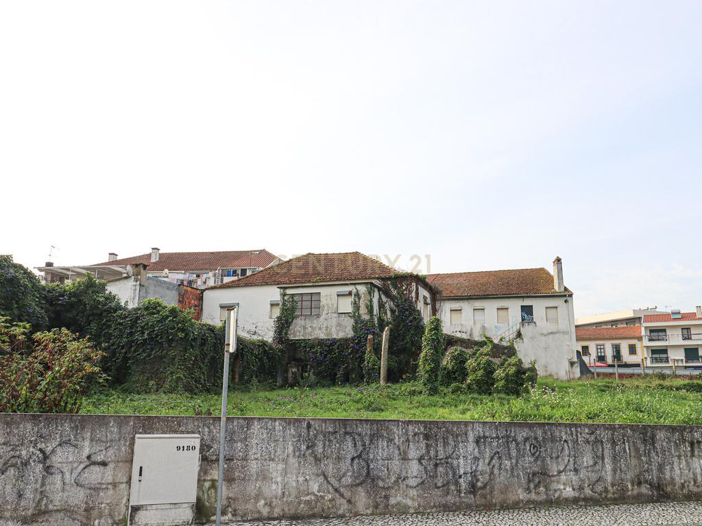 Moradia com três quartos, para recuperar em Estarreja. Com possibilidade de construção em altura. - Image 2