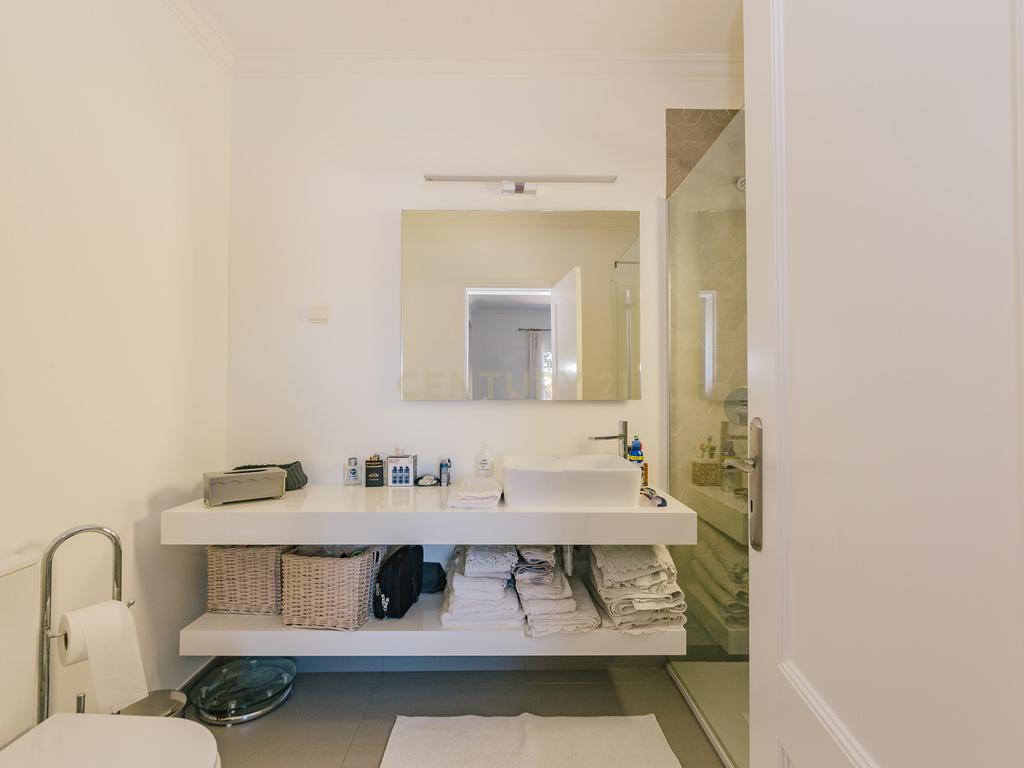 Moradia T2+1 com Piscina, Jardim e Elevador privativo - Image 43