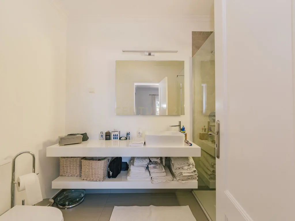 Moradia T2+1 com Piscina, Jardim e Elevador privativo - Image 43