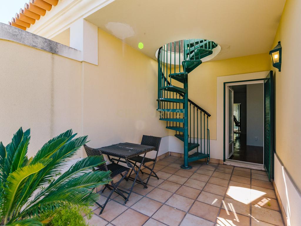 Moradia T2+1 com Piscina, Jardim e Elevador privativo - Image 54