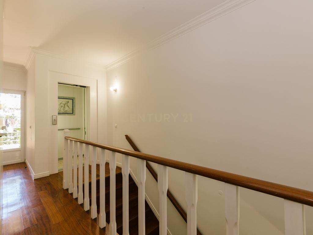 Moradia T2+1 com Piscina, Jardim e Elevador privativo - Image 38