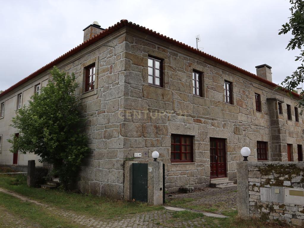 Imóvel com negócio em Montalegre. - Image 3