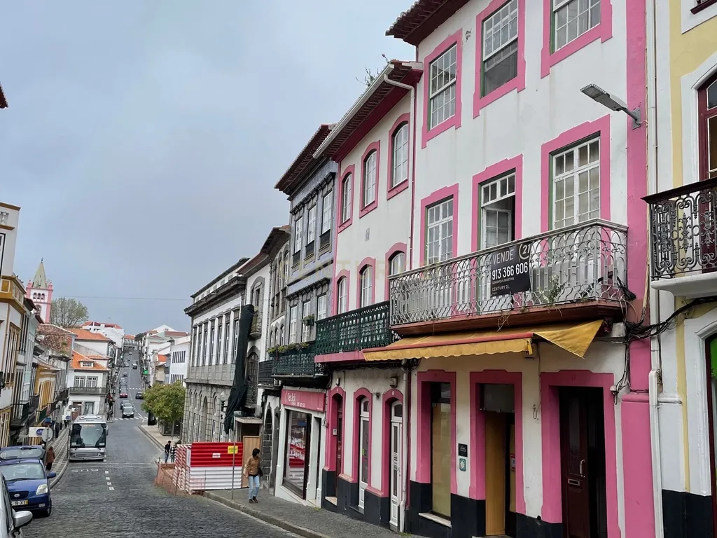 Excelente moradia localizada no coração de Angra do Heroísmo cidade património mundial. - Image 2
