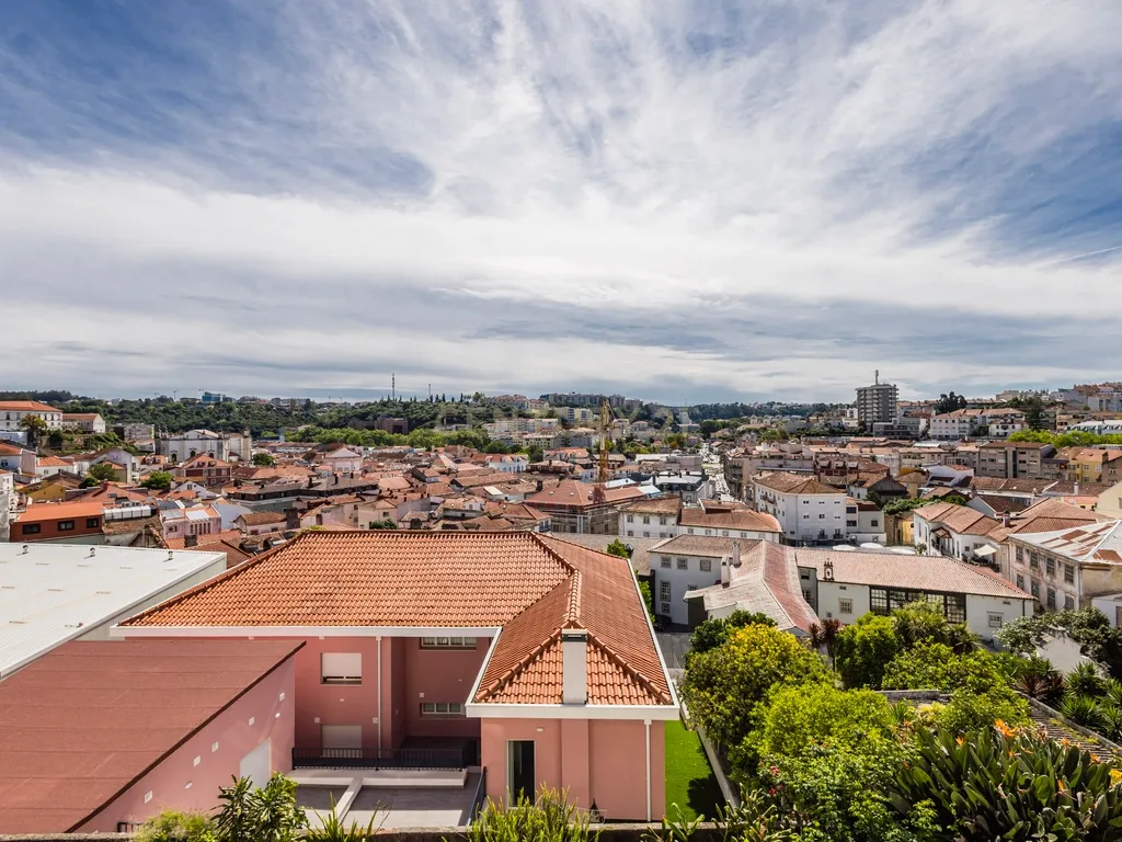 Apartamento no centro histórico da cidade de leiria I 6 quartos I investimento I rentabilidade de 6,4 % - Image 1