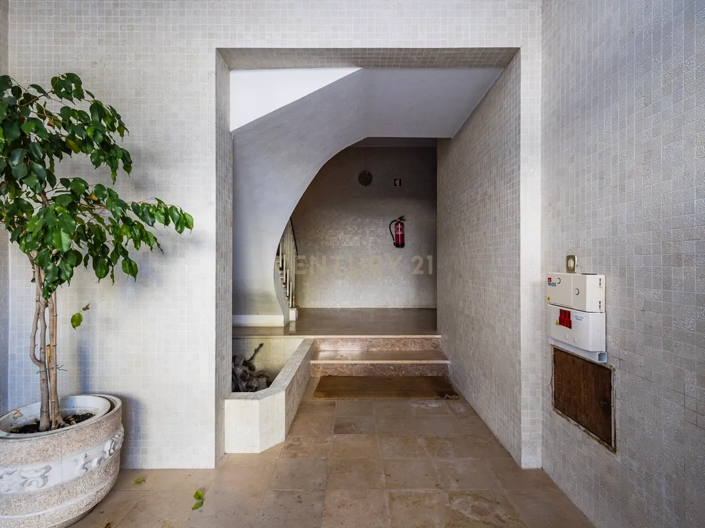Apartamento no centro histórico da cidade de leiria I 6 quartos I investimento I rentabilidade de 6,4 % - Image 3