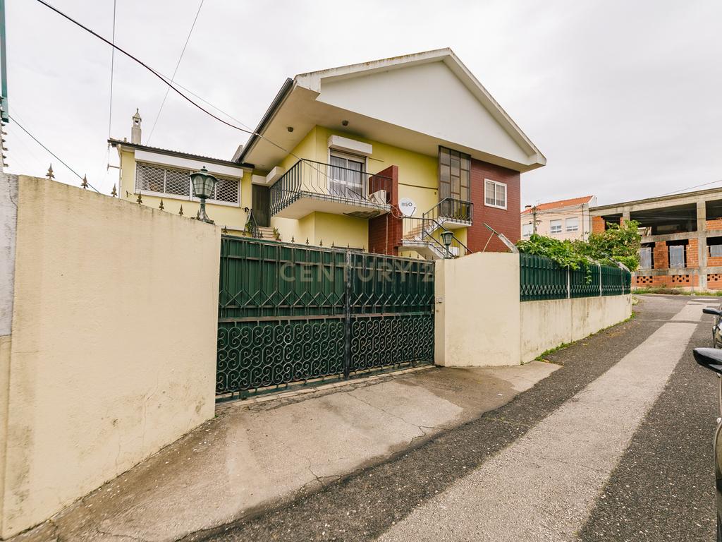 Moradia T4+1 isolada em Pirescoxe, Santa Iria de Azóia, com terreno e garagem/oficina. Oportunidade para Habitação e Negócio. - Image 5