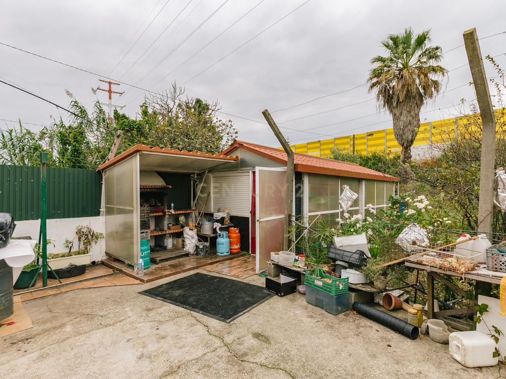 Moradia T4+1 isolada em Pirescoxe, Santa Iria de Azóia, com terreno e garagem/oficina. Oportunidade para Habitação e Negócio. - Image 35
