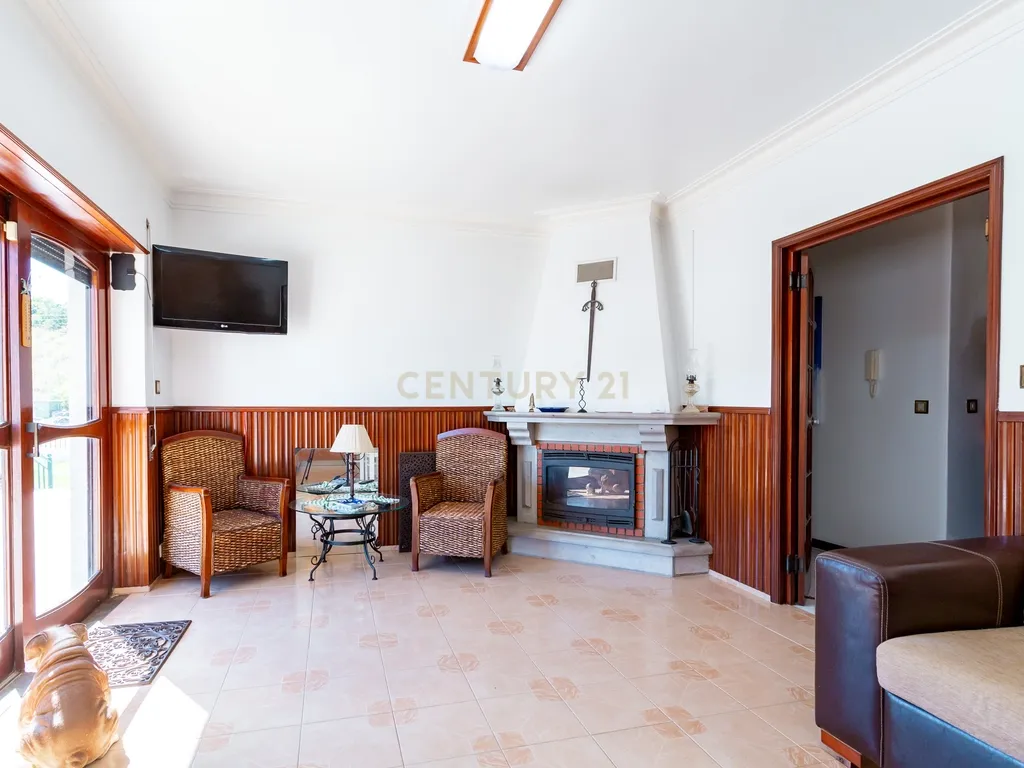 PROPRIEDADE COM HABITAÇÃO E ARMAZÉM A 40 MINUTOS DE LISBOA - Image 34
