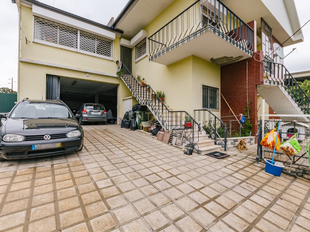 Moradia T4+1 isolada em Pirescoxe, Santa Iria de Azóia, com terreno e garagem/oficina. Oportunidade para Habitação e Negócio. - Image 27