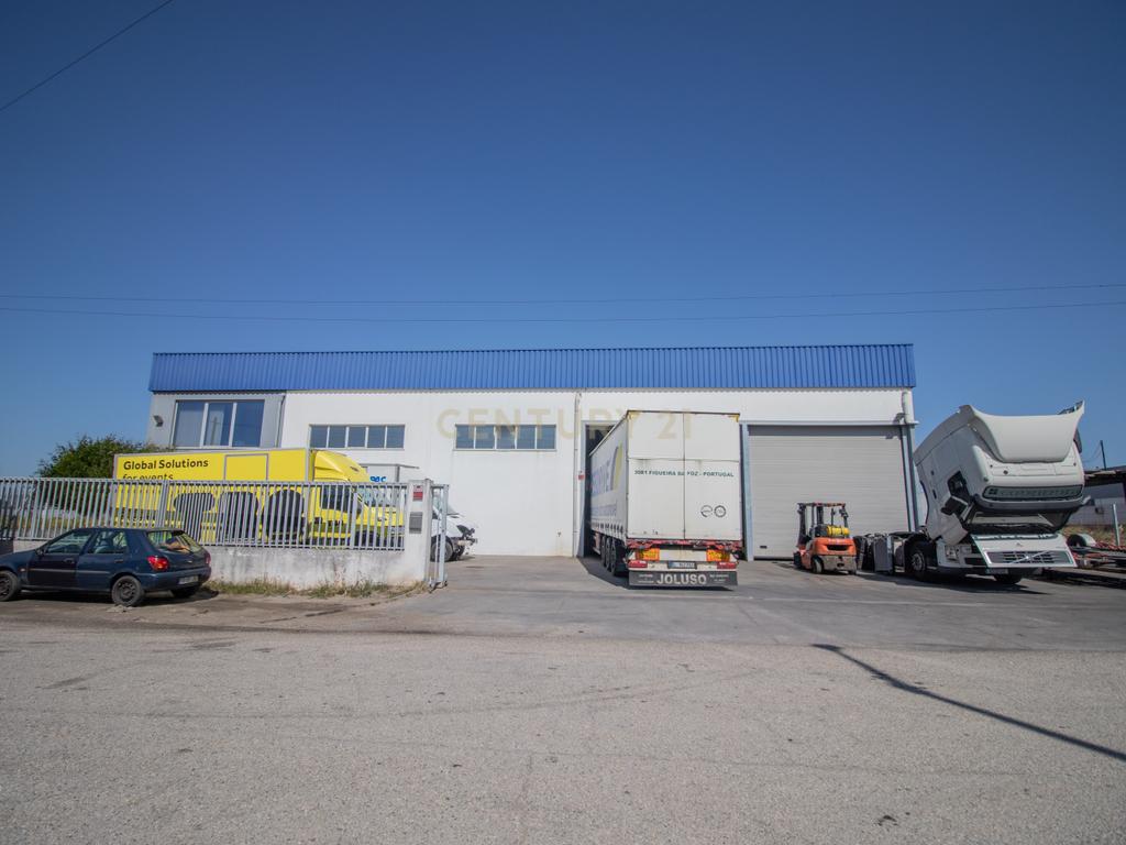 Armazém e Estacionamento - 750m² - Image 1