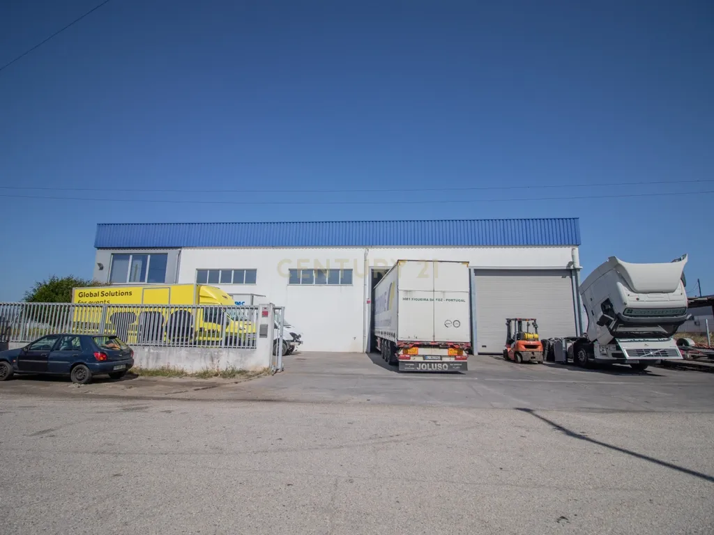 Armazém e Estacionamento - 750m² - Image 1