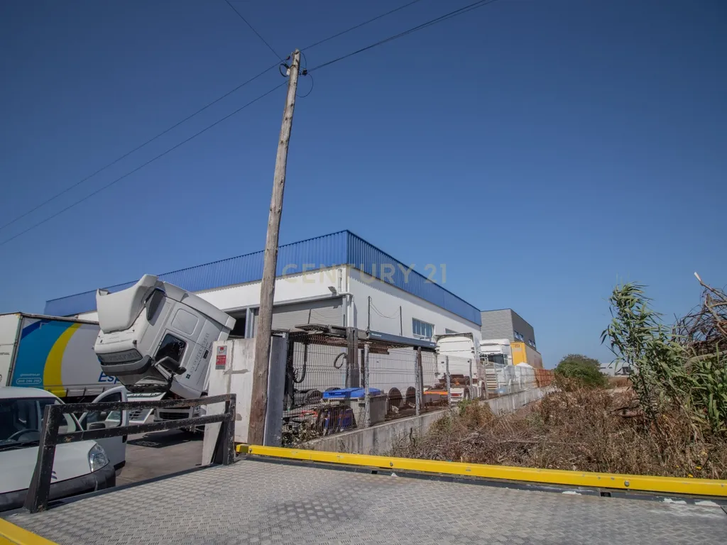 Armazém e Estacionamento - 750m² - Image 4