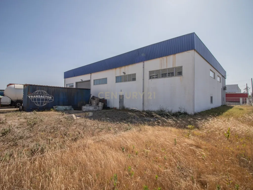Armazém e Estacionamento - 750m² - Image 3