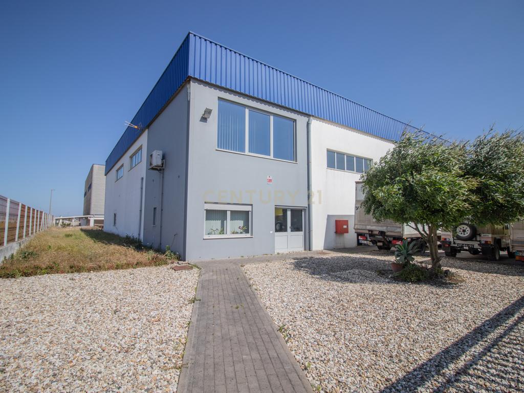 Armazém e Estacionamento - 750m² - Image 2