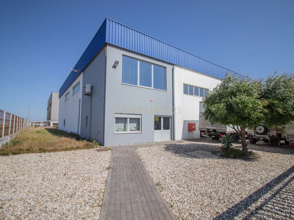 Armazém e Estacionamento - 750m² - Image 2