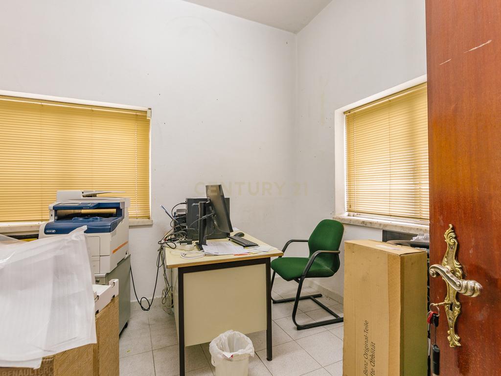 Moradia T4+1 isolada em Pirescoxe, Santa Iria de Azóia, com terreno e garagem/oficina. Oportunidade para Habitação e Negócio. - Image 29