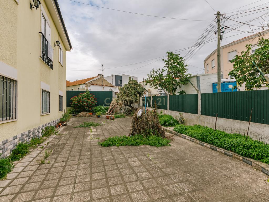 Moradia T4+1 isolada em Pirescoxe, Santa Iria de Azóia, com terreno e garagem/oficina. Oportunidade para Habitação e Negócio. - Image 7